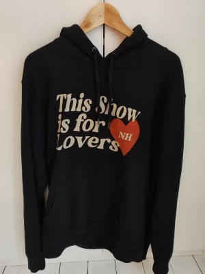 Niall Horan This Show is for Lovers hoodie  - Svart Niall Horan hoodie i storlek L (trycket av storleken i nacken har suddats ut) - köpt på hans konsert i Stockholm i Mars 2024. Texten "This Show is for Lovers" & "NH" (för Niall Horan) i ett rött hjärta på framsidan. Turnedatum i beige/vit text på baksidan