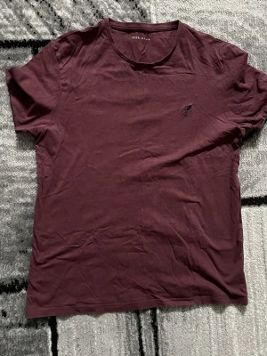 Pier-One T-shirt - Vinröd T-shirt från Pier-one Pris: 100kr Storlek: M Använd ett fåtal gånger! Pris kan diskuteras!