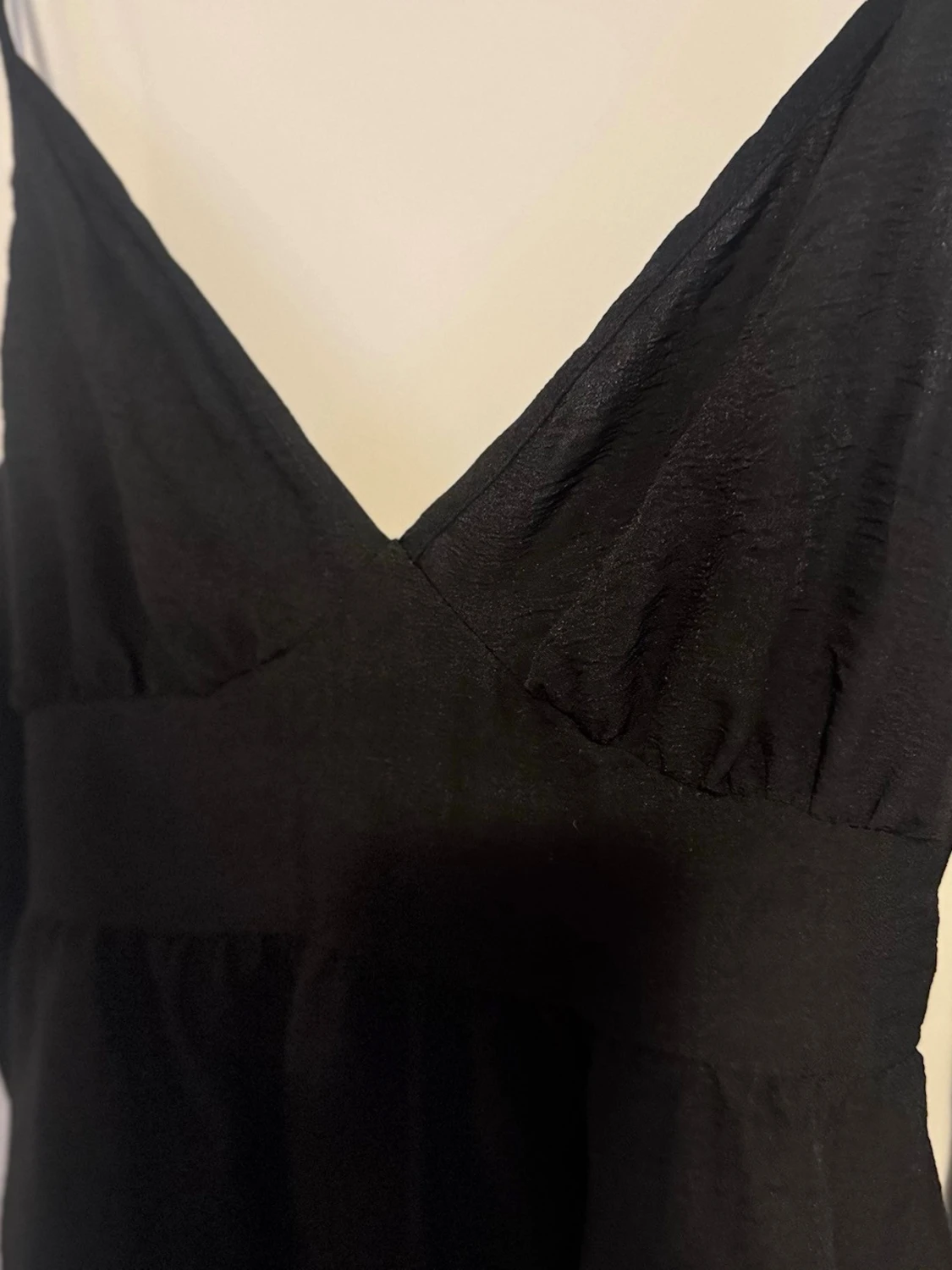 Svart kort klänning med volang - 2