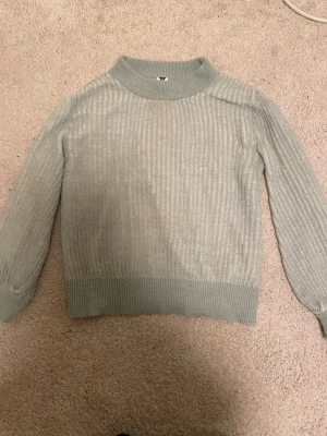 Ljusgrön stickad tröja - Jag säljer en ljusgrön stickad tröja i strl XS. Tröjan har bara använts ett fåtal gånger och jag säljer den eftersom jag inte använder den längre. 
