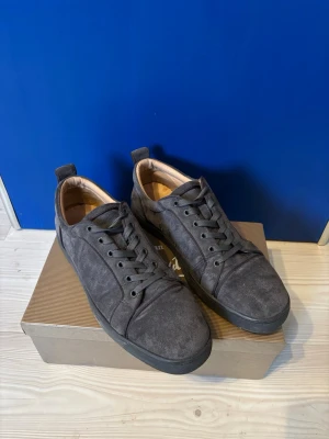 Grå mocka sneakers från Louboutin - Tjena säljer dessa asfeta skor från Louboutin. Skorna är i grå färg utan nitar. Pris kan absolut diskuteras. Skriv vid minsta frågor eller prisförslag❤️ (Obs vet inte om skorna är äkta eller inte) Är i nöd av pengar kom med prisförslag!