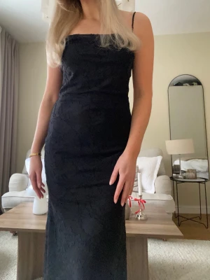 Superfin långklänning  - Så himla fin långklänning med spets! Smala axelband som går att spänna åt 💗Använd en gång så i väldigt bra skick!