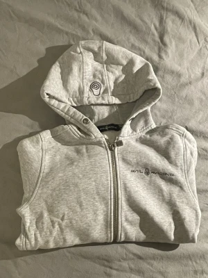 Sailracing hoodie - Säljer min grå sailracing zip up. 