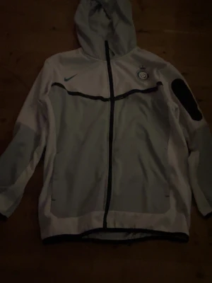 Al nassar nike teach - Al nassar Nike teach med ljusblå och vit färg på jackan med lila o blå färg på Nike logo och al nassar logo 