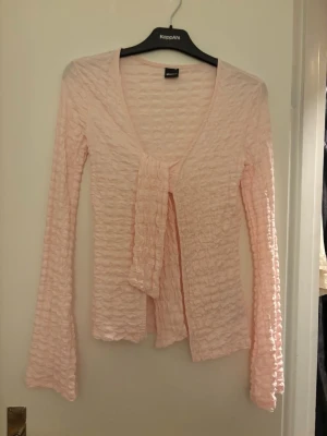 Ljusrosa omlottkofta från Gina - Säljer en ljusrosa omlottkofta från Gina. Den är använd 1 gång! 
