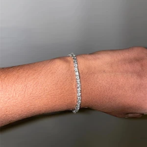 Tennischain armband  - Snygg silverfärgad tenniskedja som passar perfekt till både vardag och fest! Glittrande stenar som fångar ljuset på ett riktigt snyggt sätt. Prisvärd accessoar för bara 99kr 