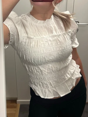 Vit topp - Superfin vit topp som är använd 2 ggr 💗 vet tyvärr inte var den är ifrån. 