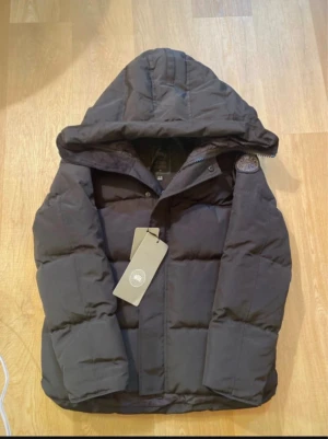 Canada goose svart  - En helt ny canada goose i svart säljer pågrund av att jag köpt fel färg. Aldrig använd. Pälsen tillkommer tyvärr inte. 