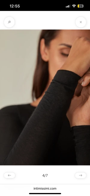 Svart långärmad topp från Intimissimi - Säljer en svart, tight långärmad topp från Intimissimi. Toppen är tunn och figurnära med rund halsringning och är tillverkad i ett mjukt, stretchigt material som känns skönt mot huden. Perfekt att styla med jeans eller kjol för en clean look.