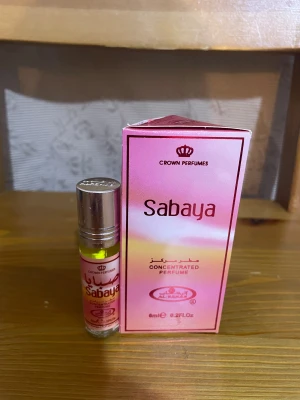Sabaya koncentrerad parfym 6ml - Sabaya från Crown Perfumes är en koncentrerad parfymolja i smidig 6ml roll-on. Perfekt att ta med i väskan för en snabb uppfräschning när som helst.