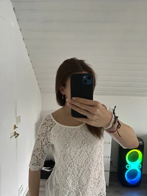 Vit spetsblus från KappAhl - Säljer en vit blus från KappAhl i storlek M men som även passar storlek S. Toppen har vackra spetsdetaljer med blommönster över hela framsidan och ärmarna, samt en rund halsringning och trekvartsärm. Baksidan är i mjuk bomull för extra komfort. Nypris är 350kr men säljer den för 200kr till en början, priset kan diskuteras, skriv vid fler frågor eller bilder💗