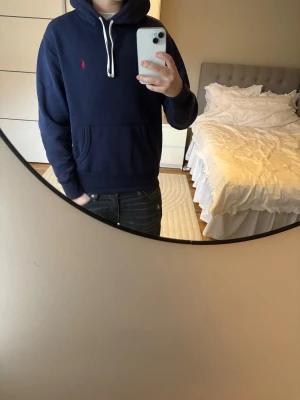 Ralph Lauren hoodie  - Tja, säljer denna Ralph Lauren hoodien i mycket bra skick, skick = 8/10, storlek = XS, mitt pris = 1300, modellen är 170, hör av er vid frågor eller funderingar samt fler bilder 🤩🙌