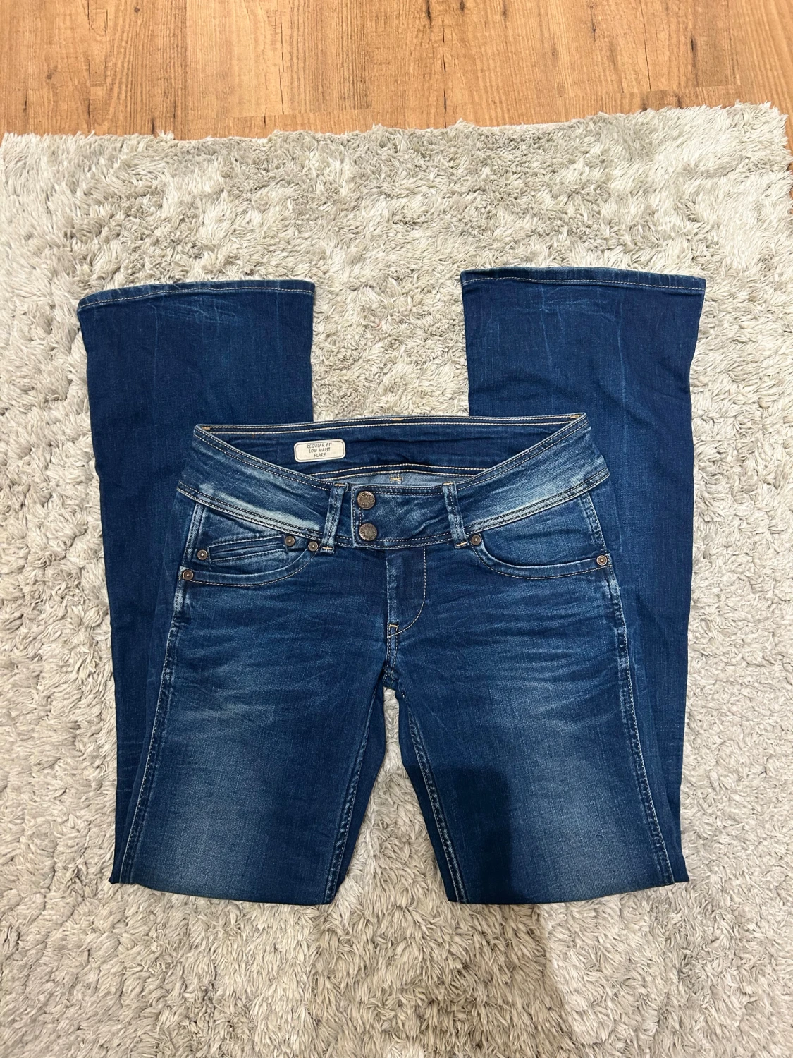 Lågmidjade utsvängda jeans - 1