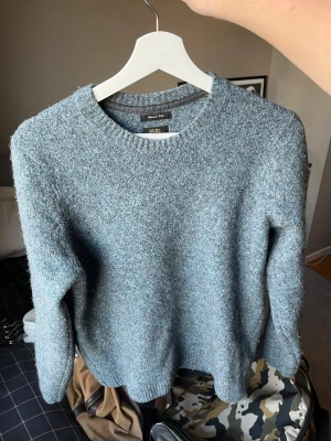 Stickad Massimodutti tröja - Säljer en sjukt snygg tröja från Massimodutti pga att den blivit för liten (jag är 183 cm) | Storlek: L men sitter som S | Hör av dig vid frågor🤝