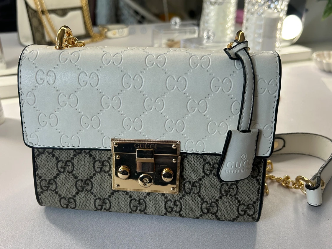 Axelväska i vitt och beige