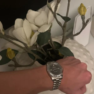Seiko wimbledon mod - Använd cirka 5 gånger, lite små repor på armbandet men som bara syns om man kollar nära, högkvalitativt och vattentät klocka som passar till alla tillfällen, nypris 2700kr, putsduk och låda tillkommer! pris kan diskuteras vid snabb affär!