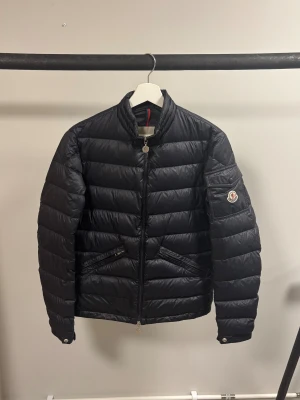 Moncler Agay - Moncler Agay jacka | Skick 8/10 bra! | *lagning (bild 4) + slitna armslut | Nypris ca 13 000kr | Mitt pris 2699kr! | Postas eller möts upp i Gävle! 