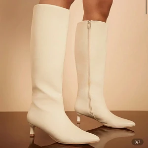 Beiga stövlar med spetsig tå och klack - Snygga höga stövlar i beige med spetsig tå och låg klack från shein. Stövlarna har dragkedja på sidan för enkel på- och avtagning. Perfekta för vintern. Säljer då dom aldrig kommit till användning. 🥰skicka för fler bilder . Original pris 452