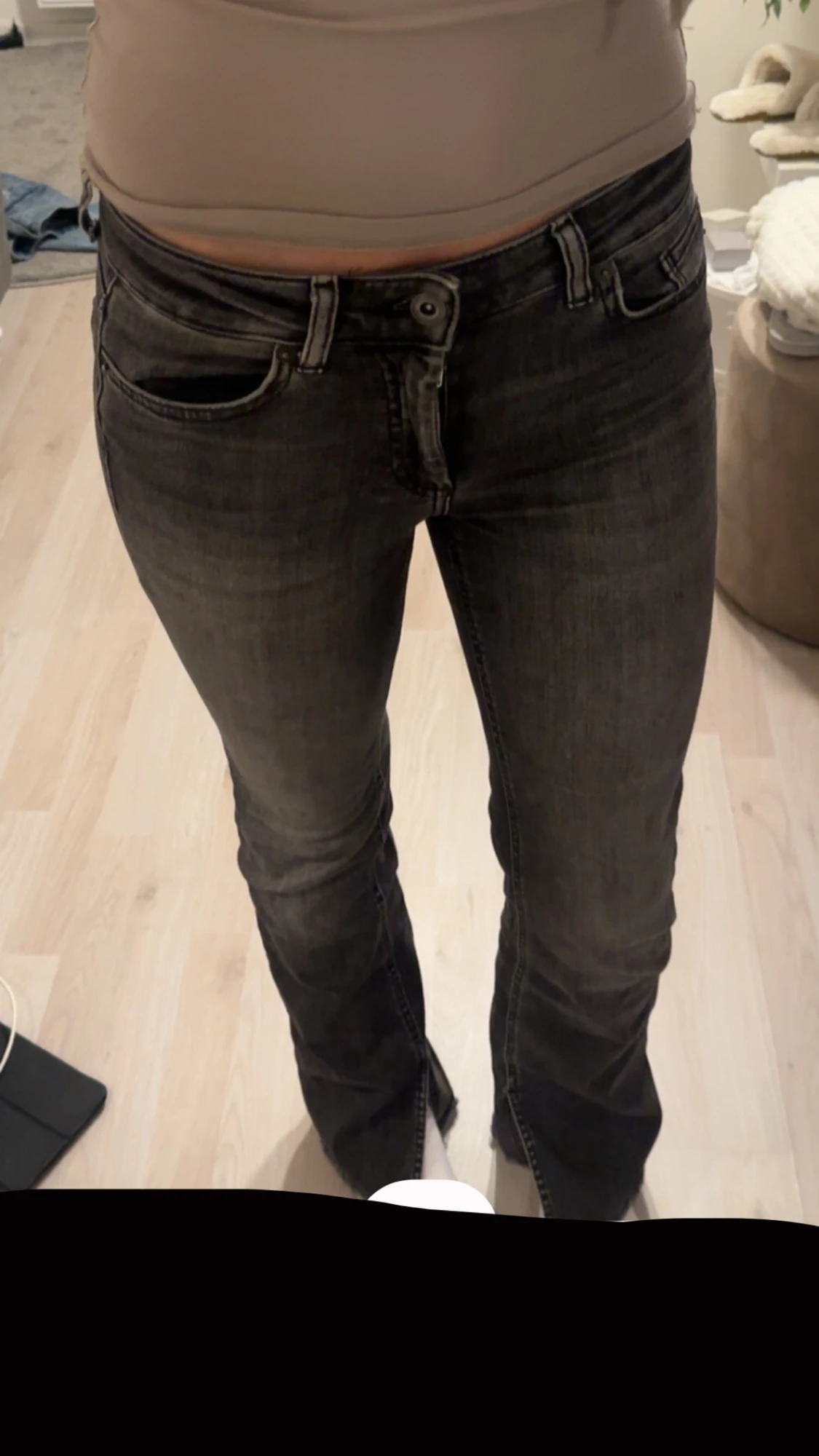 Mörkgråa bootcut jeans med slits