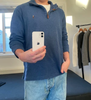 Blå half zip tröja från Polo Ralph Lauren - Snygg blå långärmad tröja från Polo Ralph Lauren med klassisk broderad logga på lo bröstet. Tröjan har en ståkrage med half zip-dragkedja och är gjord i mjuk bomull. .Polo Ralph Lauren Quarterzip | Storlek M | Skick 9/10 | Normal passform | Nypris ca 1000–1500 kr | ✅ Äkta vara | 📩 Öppen för frågor | 🚚 Skickas inom 24 timmar