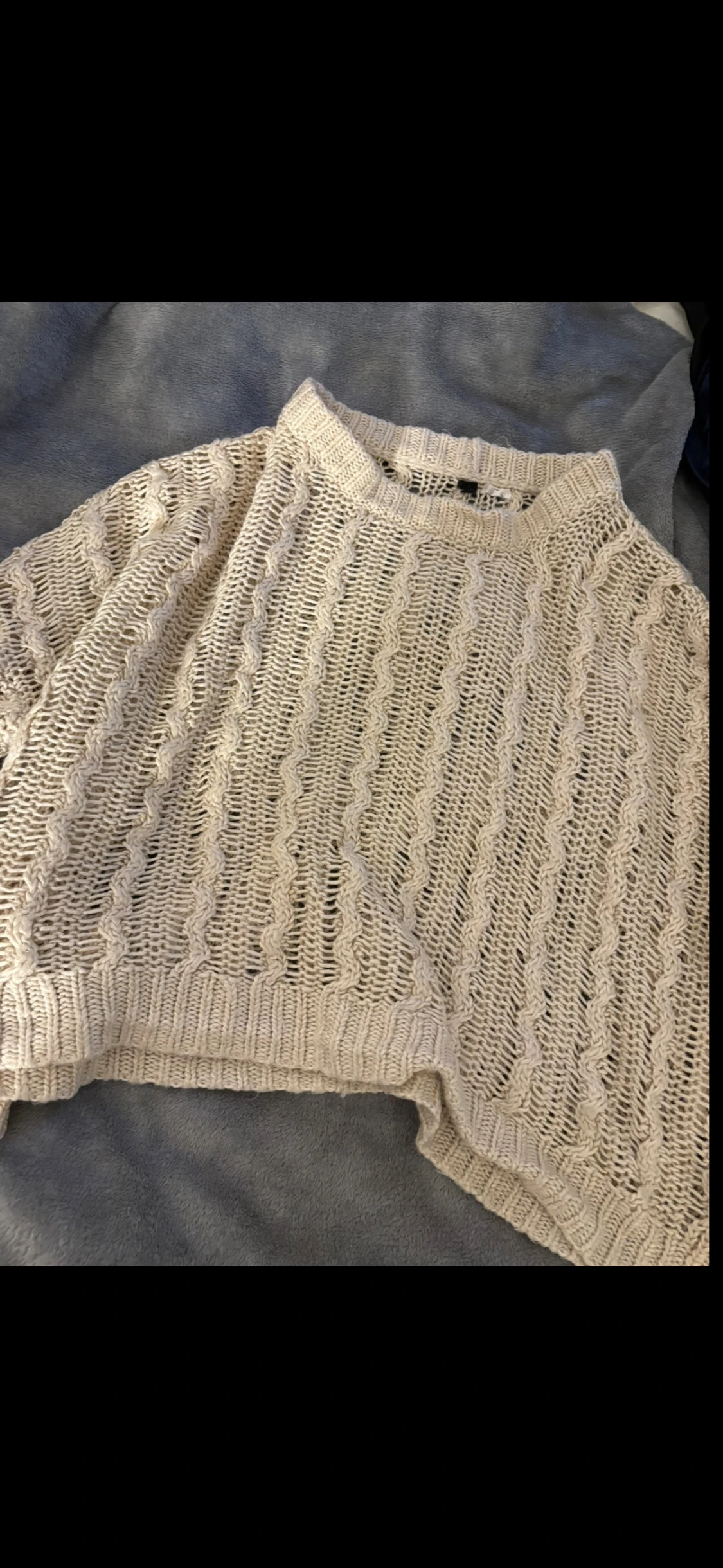 Beige stickad tröja med kabelmönster - 3