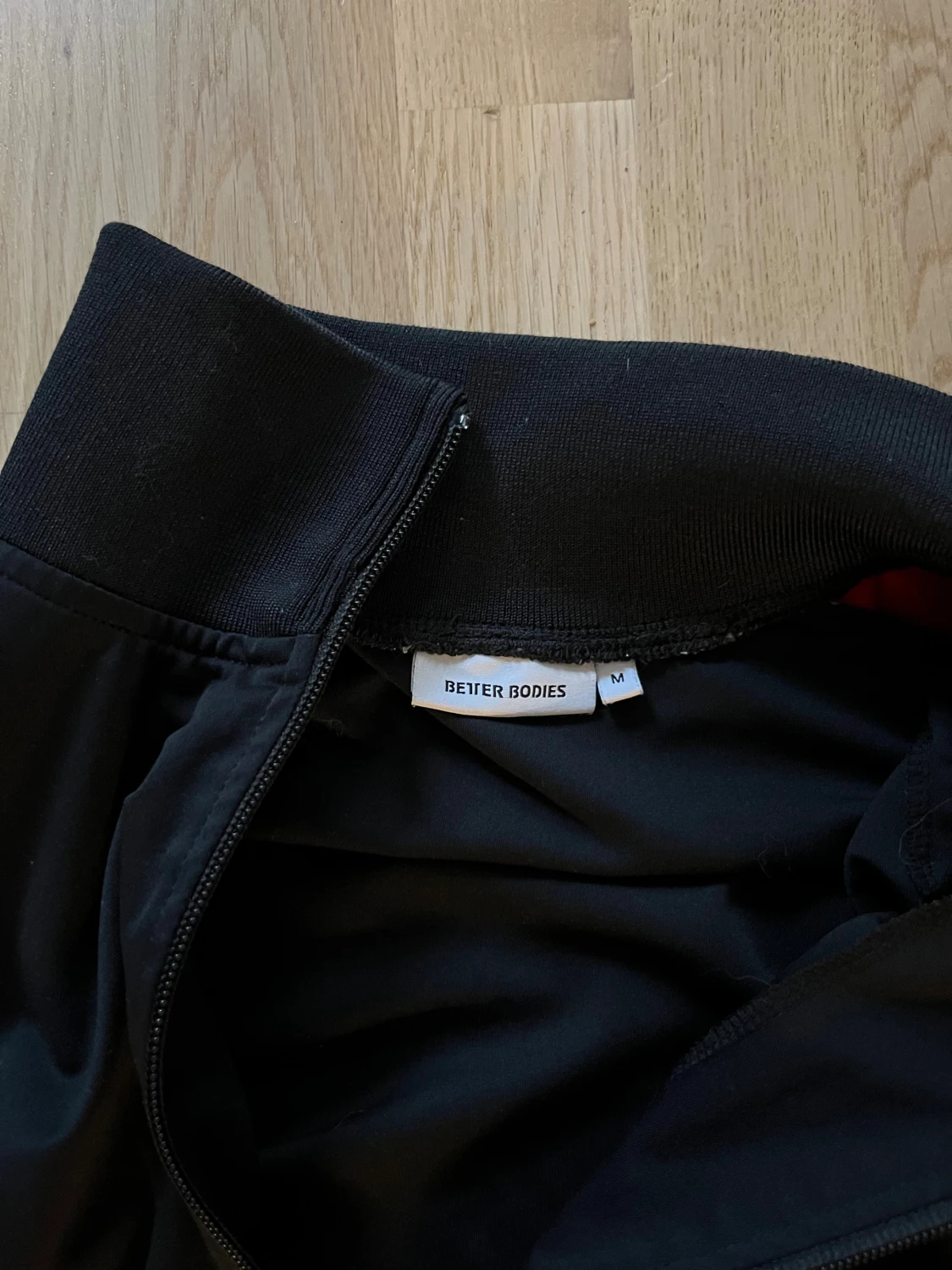 Svart Better Bodies set med röda detaljer - 1