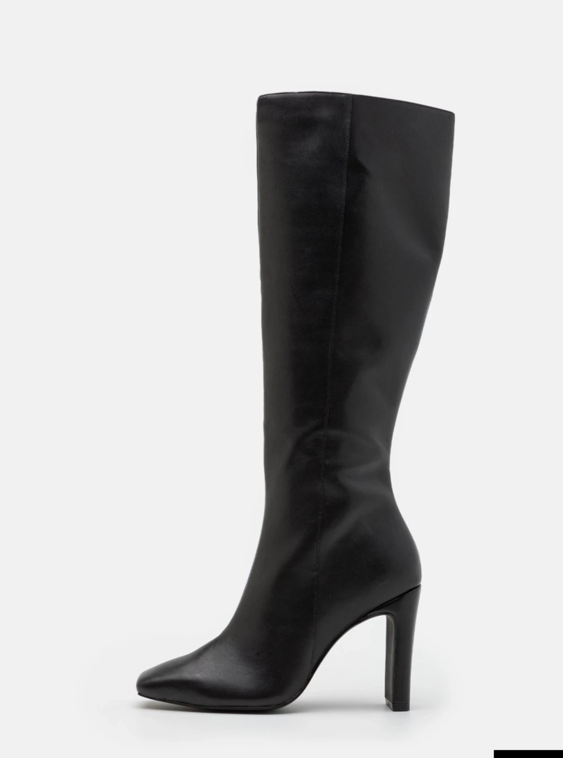 Svarta höga stövlar