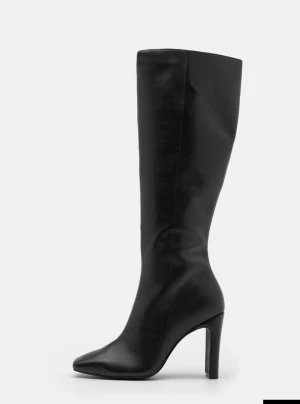 Svarta höga stövlar  - Snygga svarta stövlar äkta läder med hög klack och fyrkantig tå. Helt nya. Bara använda en gång på en middag. Nypris 2100