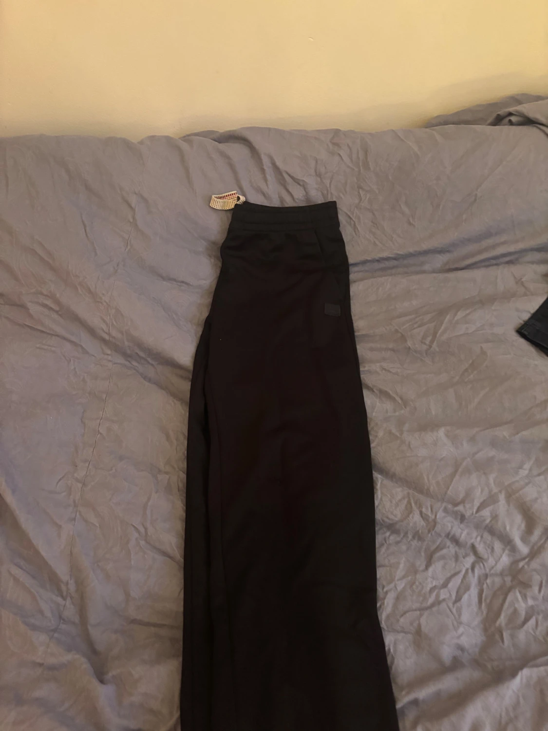 Svarta mjukisbyxor med snörning - 1