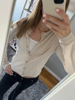 Beige kofta med knappar - Säljer denna jättesnygga finstickade koftan i storlek M, men Passar mig som vanligtvis har storlek xs-s❤️Koftan är i bra skick!skriv för fler bilder eller prisförslag!