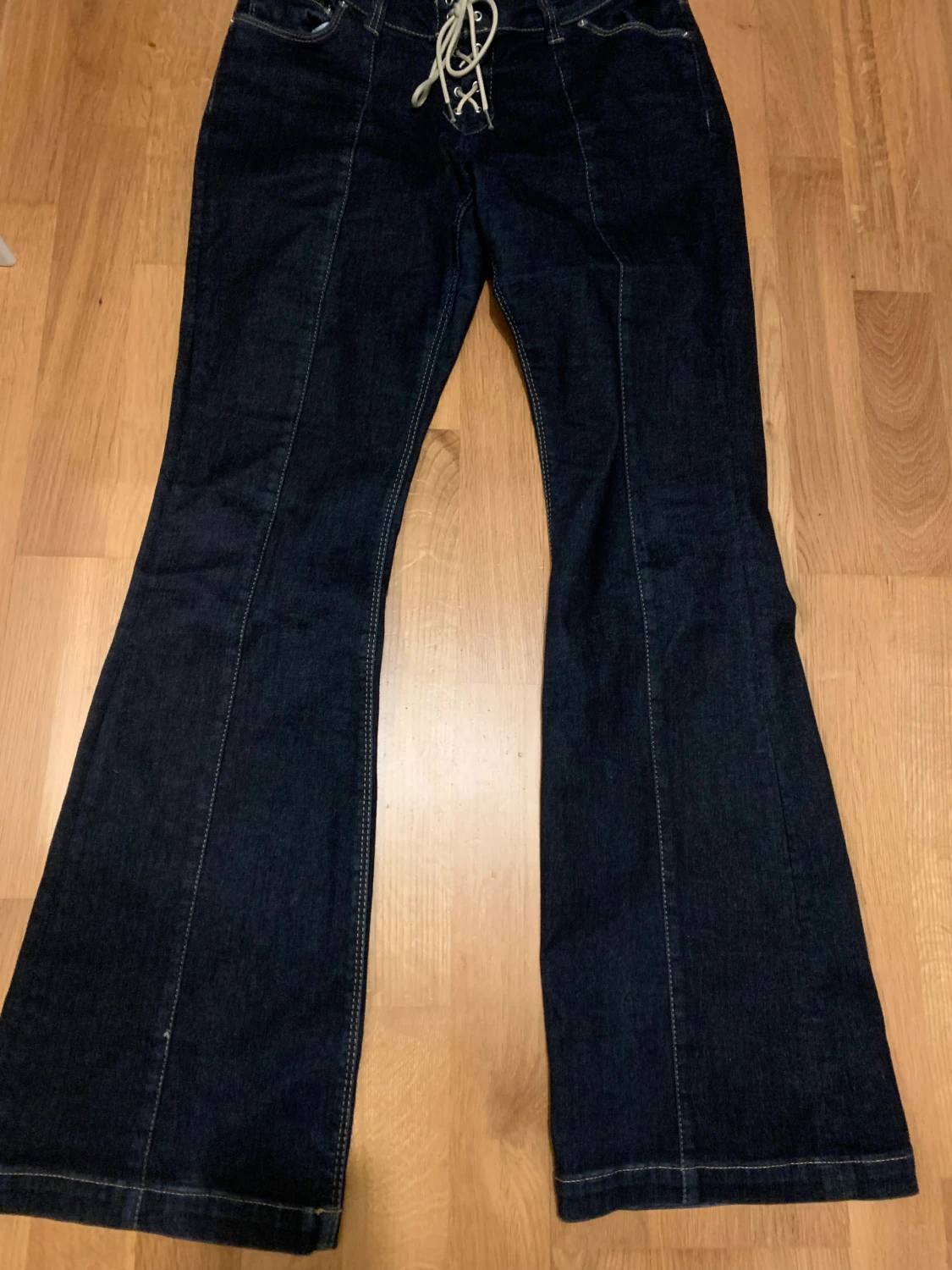 Weekday jeans med snörning - 4