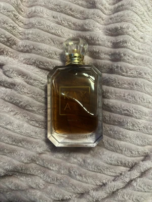 Kayali Vanilla | 28 EdP 100ml - Kayali Vanilla | 28 Eau de Parfum i stor flaska på 100 ml. Snygg och stilren design – perfekt för dig som vill sticka ut med en modern och trendig parfym på hyllan.