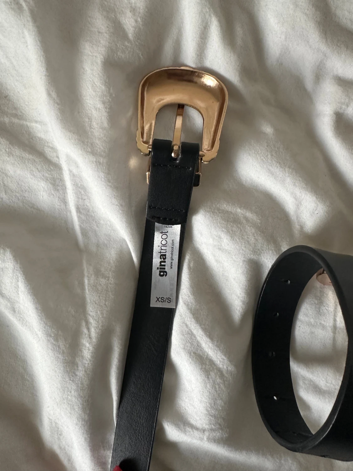 Svart skärp med guldspänne från Gina Tricot - 3