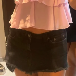 Lågmidjad jeanskjol - Snygg lågmidjad jeanskjol som är köpt ifrån weekday🩷Kjolen är i modellen ”Ceinture Denim Mini Skirt”!! Kjolen är inte alls så använd så den är i ett mycket bra skick😊