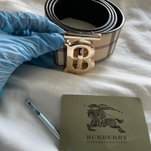 Burbery dubbelsidig bälte helt ny  - Burbery dubbelsidig bälte helt ny och hållgörare ingår  helt ny är de väldigt snygg med fina detaljer följ gjärna våran TikTok Scandinavia_market kort ingår 