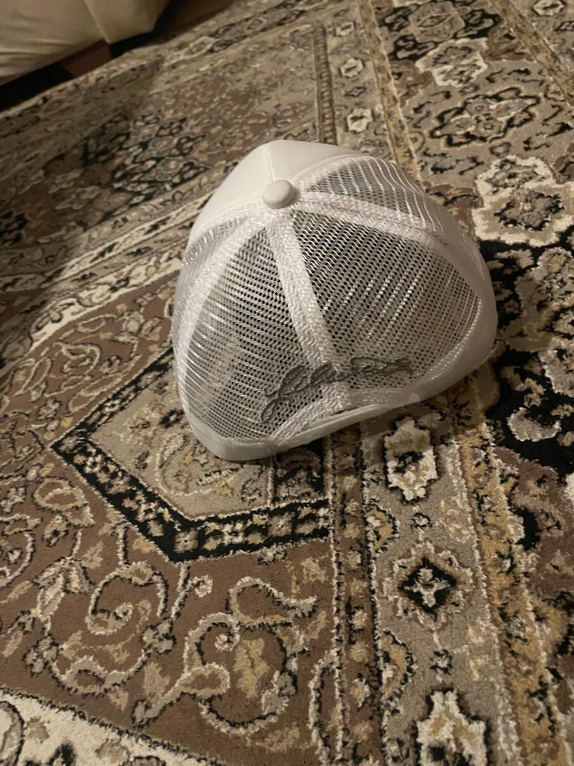 Vit meshkeps med broderad text - 2