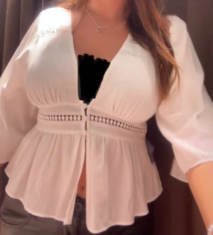 Vit blus från Zara - Urringad vit blus från Zara med detaljer runt midjan (räcker för urringningen eftersom man såg min bh) använd ungefär två gånger