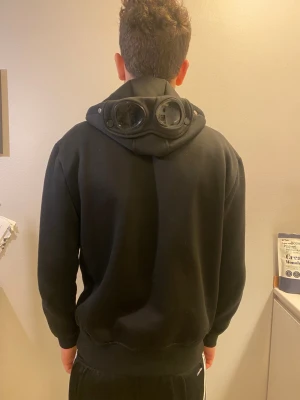 Svart hoodie från C.P. Company med glasögon - Svart hoodie från C.P comapny, sitter skönt och är mycket bra skick! : mitt pris: 700 frågor eller annat så är det bara att skriva!