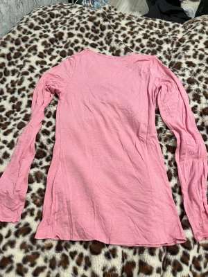 Rosa långärmad tröja från Intimissimi - Superskön och tunn rosa långärmad tröja från Intimissimi. Tillverkad i en ultralätt mix med kashmir som känns mjuk mot huden. Perfekt för lager-på-lager och har en enkel, klassisk passform med rund hals.