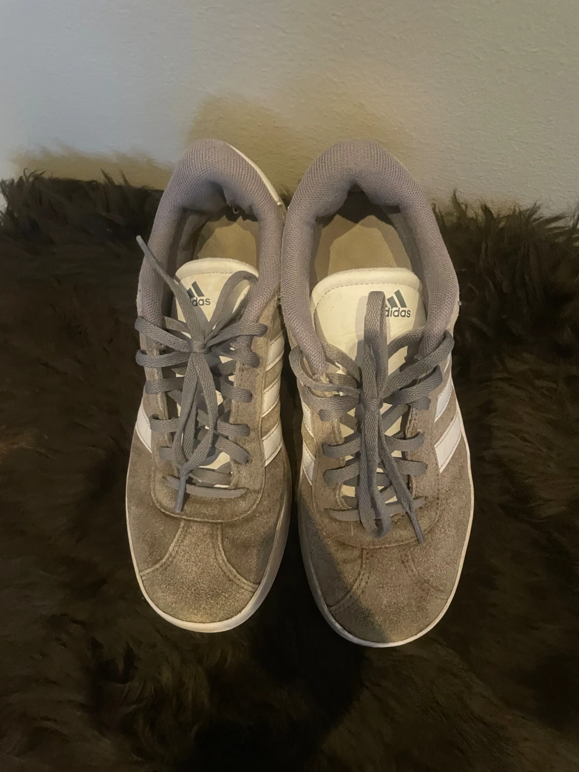 Gråa Adidas sneakers i mocka