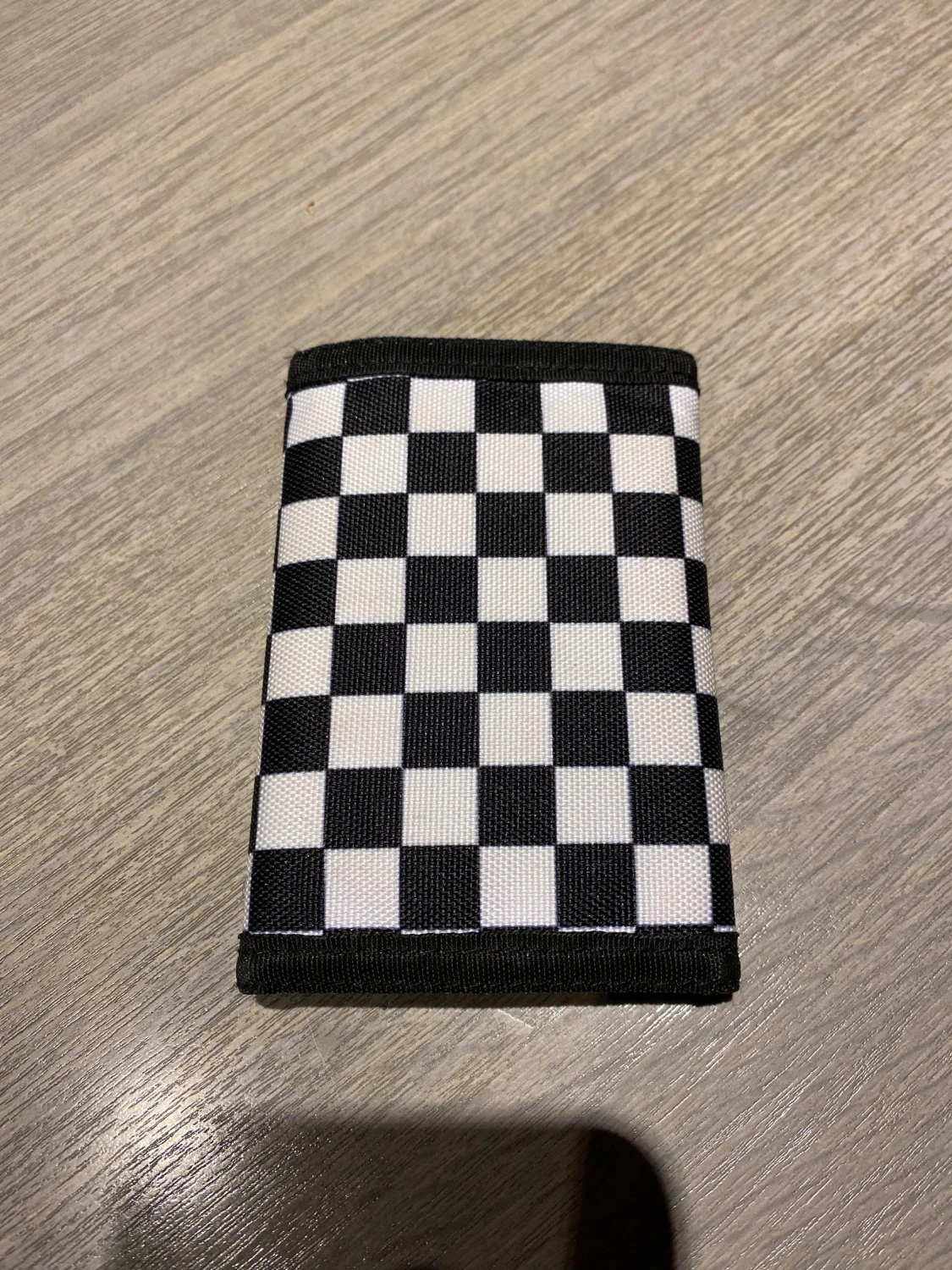Svartvit rutig plånbok från Vans - 1