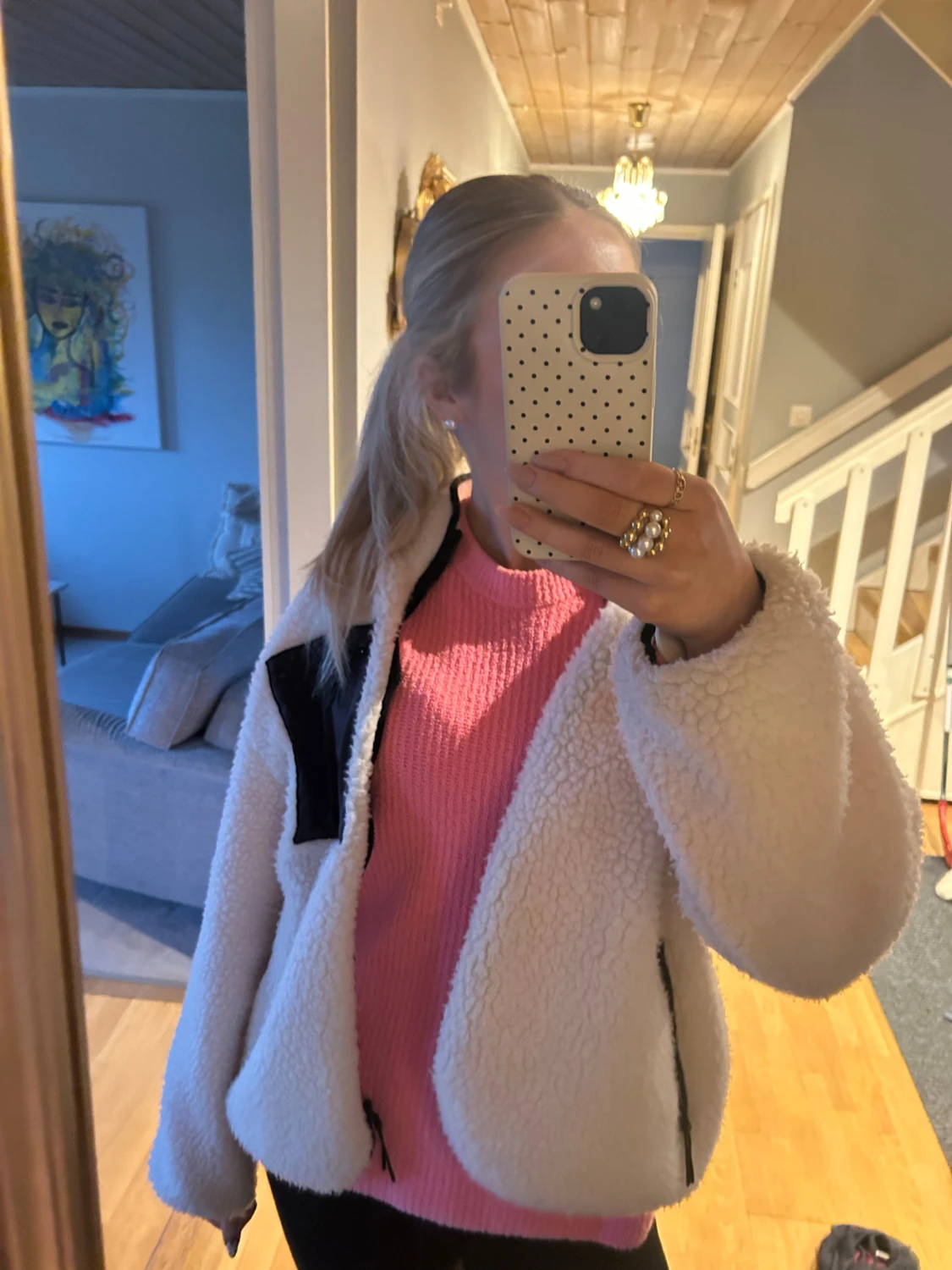 Vit teddyjacka med svarta detaljer - 1