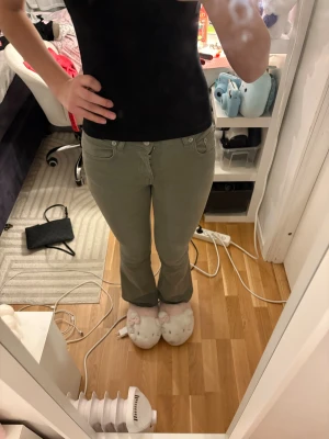 Gröna bootcut byxor - Snygga gröna byxor bootcut jeans säljer pga att det är för små och korta har används ett fåtal gånger