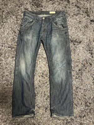 Blå jeans från Bragg, straight fit - Snygga blå jeans från Bragg.                        Storlek 33/32