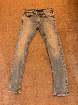 Replay jeans - Säljer ett par Replay grover ljusblå jeans. Klassisk femficksdesign och detaljer som Replay-lappen i brunt läder bak. Jeansen har normal midja och raka ben, tillverkade i mjukt jeanstyg för skön känsla. Storlek 29/30, sick 7/10! 