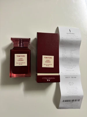 Tom Ford Lost Cherry 100ml - Tom Ford Lost Cherry Eau de Parfum, 100 ml. Innehåller bl.a. alkohol denat., vatten, parfym, benzyl salicylate, linalool, hexyl cinnamal, limonene och geraniol. Snygg och lyxig parfym som sticker ut i mängden.