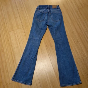 Bootcut Jeans - Klassiska blå bootcut jeans från gina tricot, perfect jeans. Jeansen är midwaist 