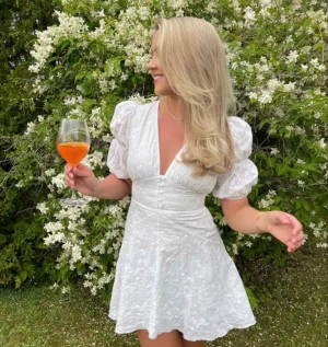 Adoore klänning - Säljer min fina Adoore klänning i strl 38, endast använd 1 gång 💕 (lånade bilder)