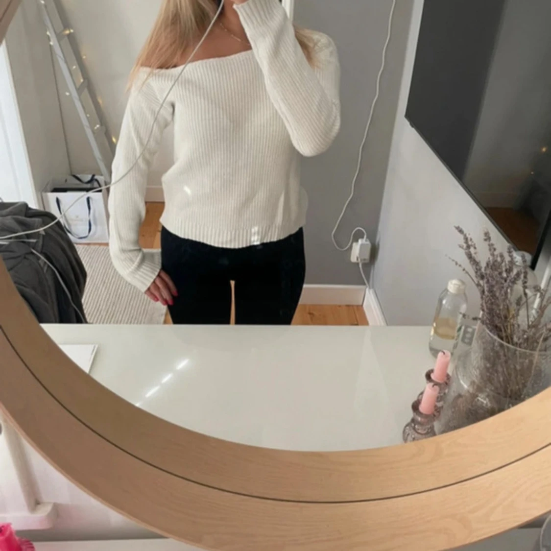 Vit ribbad offshoulder stickad tröja - 1