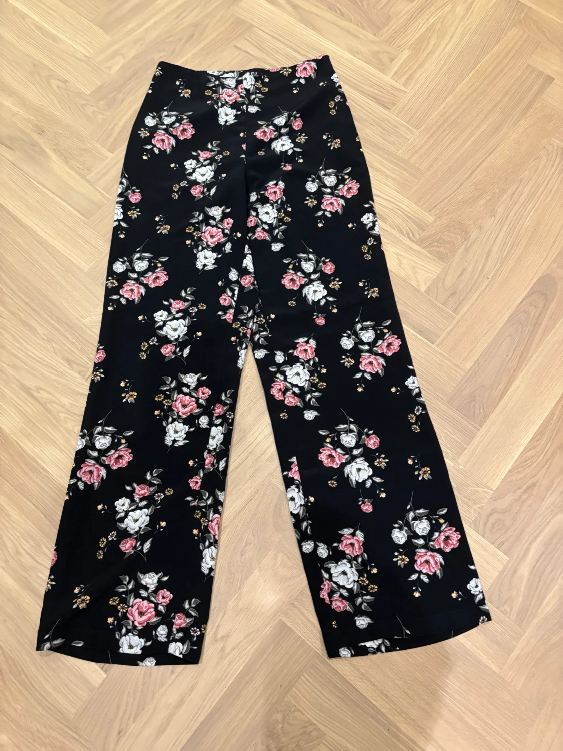 Svarta blommiga wide byxor H&M Divided